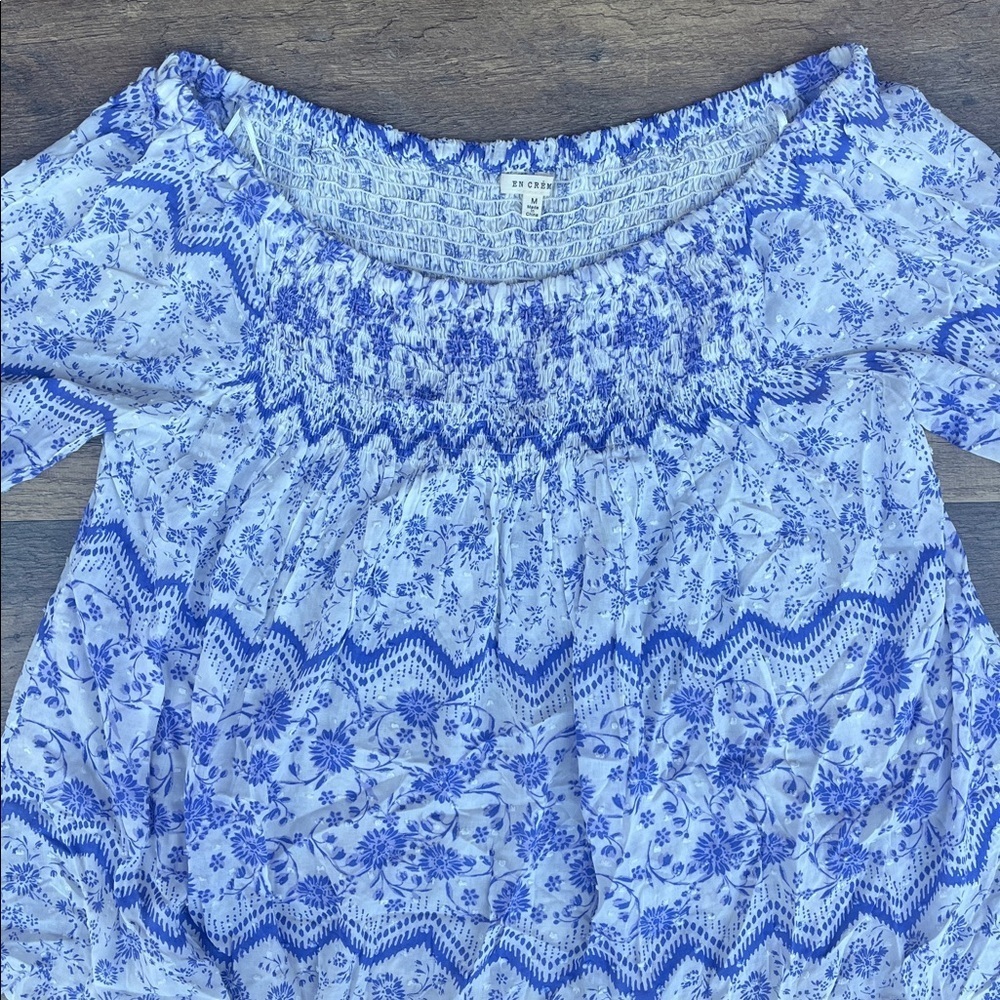 En Creme Floral Blue and White Flowy Boho Blouse Size Medium - Picture 10 of 11